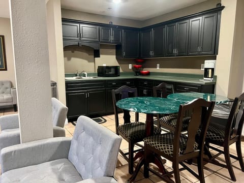 Country Hearth Inn & Suites Augusta Hostel in Augusta