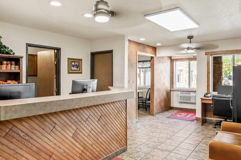 Econo Lodge Custer - Crazy Horse Area Hotel in Custer