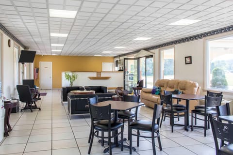 Oceanside Lodge Hotel in Marmora