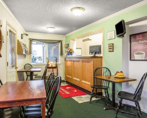 Econo Lodge Newport Hotel in Newport