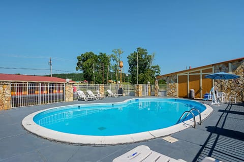 Swimming pool [outdoor]