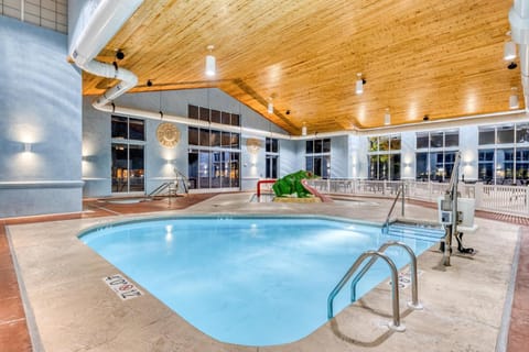Holiday Inn Express & Suites - Green Bay East By IHG Hotel in Allouez
