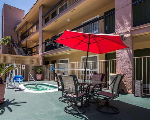 Swimming pool [outdoor]