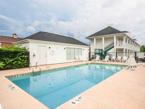 Swimming pool [outdoor]