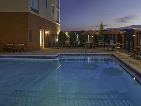 Swimming pool [outdoor]