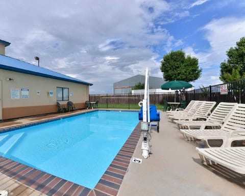 Swimming pool [outdoor]