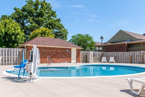 Swimming pool [outdoor]