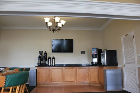 Rockford Alpine Inn & Suites Motel in Rockford