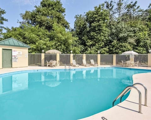 Swimming pool [outdoor]