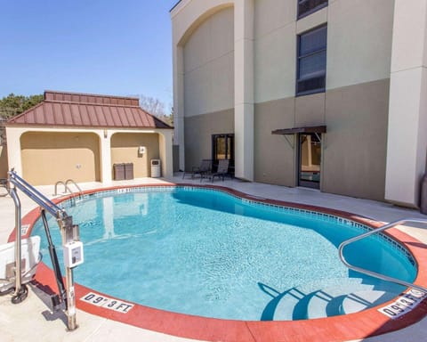 Swimming pool [outdoor]