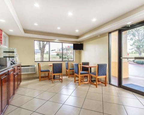 Econo Lodge Inn & Suites Evergreen Hotel in Alabama