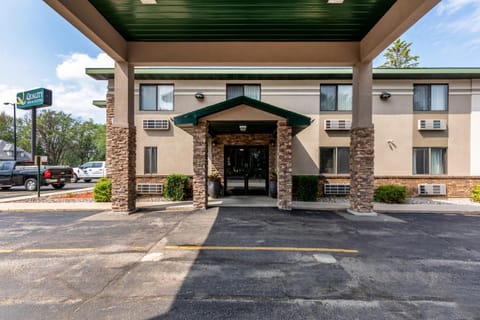 Quality Inn & Suites Marinette Hotel in Door County