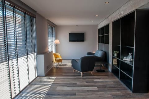 Shared lounge/TV area