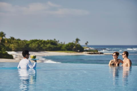 Swimming pool [outdoor]
