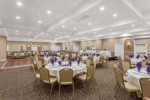 Ramada by Wyndham Fresno North Hotel in Fresno