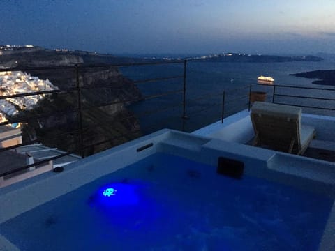 Amelot Art Suites Hotel in Thera