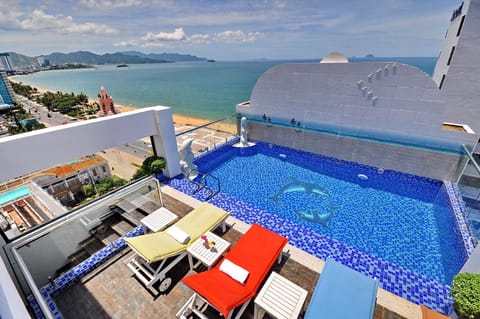 Swimming pool [outdoor]