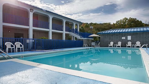 Swimming pool [outdoor]