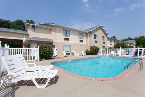 Ramada by Wyndham Tell City Hotel in Indiana