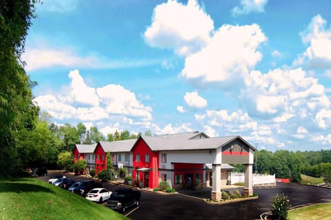 Ramada by Wyndham Tell City Hotel in Indiana