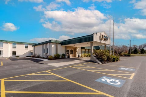Quality Inn & Suites New Hartford - Utica Hotel in Adirondack Mountains