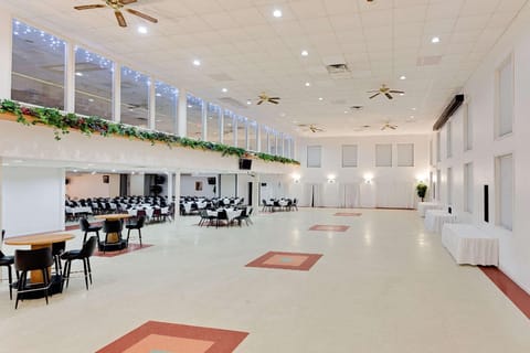 Ramada by Wyndham Richland Center Hotel in Iowa