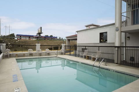 Swimming pool [outdoor]