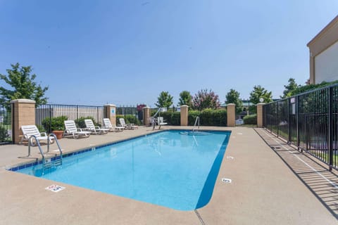 Swimming pool [outdoor]