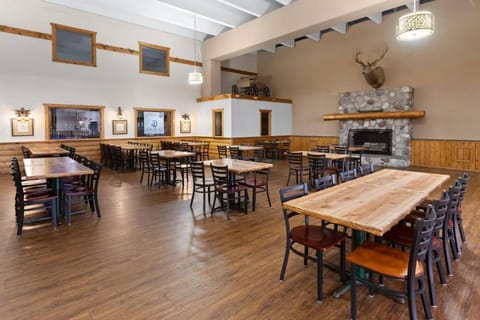 Quality Inn & Suites Hotel in Grayling