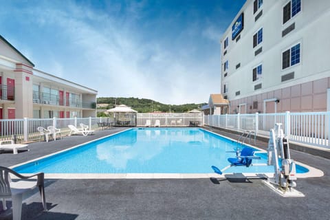 Ramada by Wyndham Harrisonburg Hotel in Harrisonburg