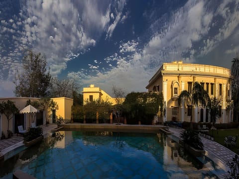 Swimming pool [outdoor]