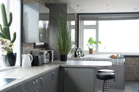 OYO Shore Surf Lodge Hotel in Newquay