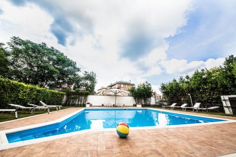 Swimming pool [outdoor]