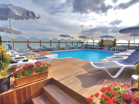 Poolside bar