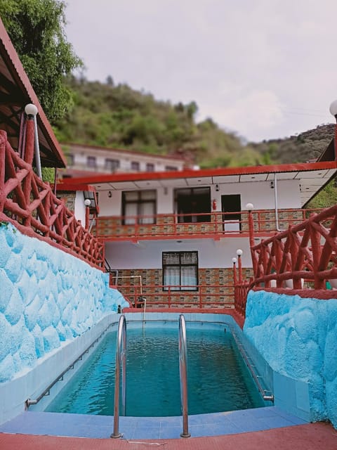Swimming pool [outdoor]