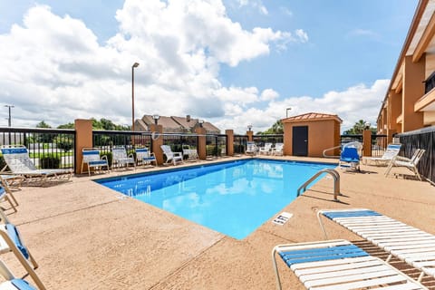 Quality Inn & Suites near Robins Air Force Base Hotel in Warner Robins