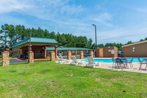 Travelodge by Wyndham Macon West Hotel in Macon