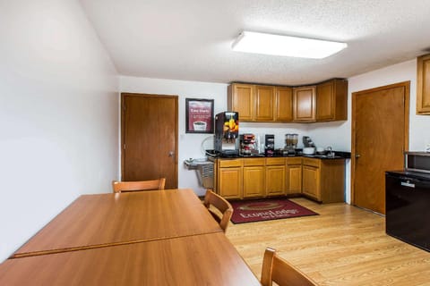 Econo Lodge Inn & Suites Hotel in Albany