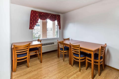 Econo Lodge Inn & Suites Hotel in Albany