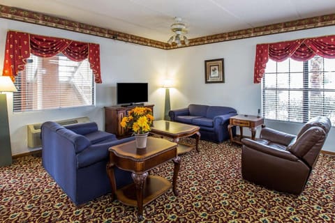 Econo Lodge Inn & Suites Hotel in Albany