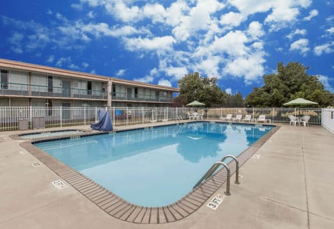 Quality Inn & Suites McDonough South I-75 Hotel in McDonough