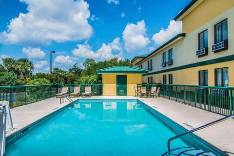 Swimming pool [outdoor]