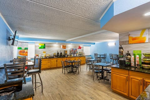 Quality Inn & Suites near Six Flags East Hotel in Mableton