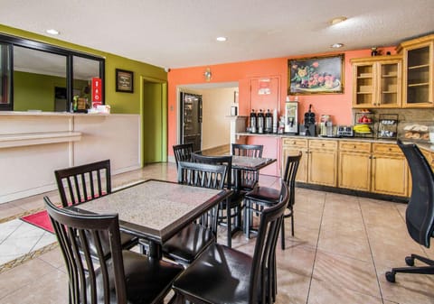 Econo Lodge Atlanta Airport East Hotel in Forest Park