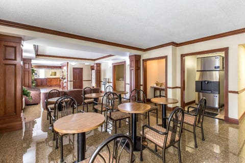 Econo Lodge At Six Flags Hotel in Mableton