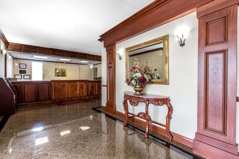 Econo Lodge At Six Flags Hotel in Mableton