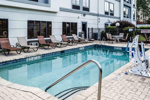 Swimming pool [outdoor]