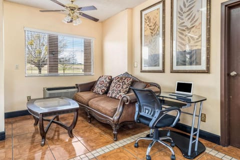 Econo Lodge  Inn & Suites Macon West Hotel in Macon