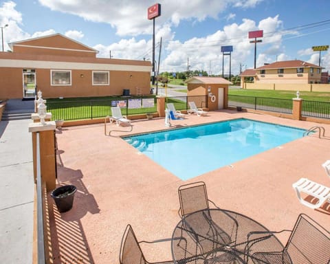 Econo Lodge  Inn & Suites Macon West Hotel in Macon