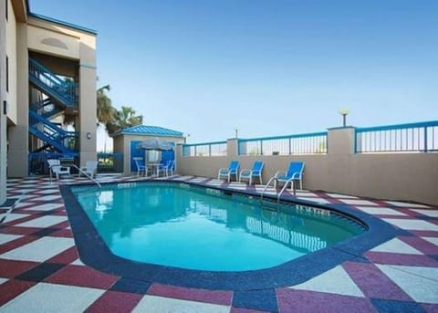 Swimming pool [outdoor]